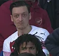 Engeland spreekt schande: woedende Özil gooit jas richting eigen coach (🎥)