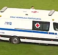 Bizarre beelden: spelers moeten ambulance van veld duwen (🎥)