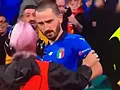 <strong>Enthousiaste steward zorgt voor pijnlijke incident met Bonucci (🎥)</strong>