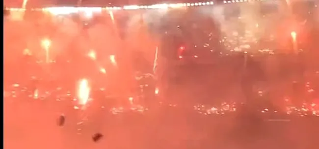 Ongelooflijke beelden: pyro zet stadion letterlijk in brand