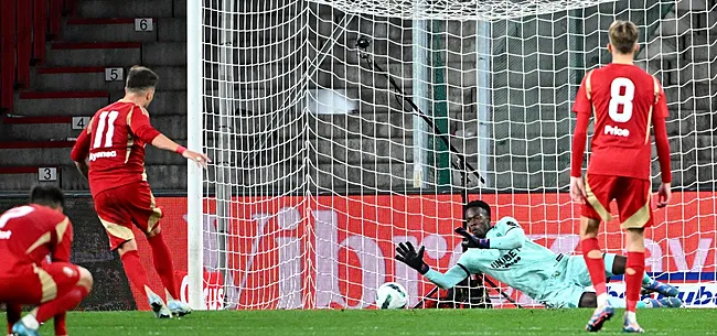 Straf! JPL-doelman breekt hand en stopt toch nog penalty