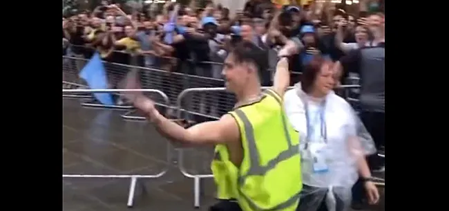 Hilarische beelden: stomdronken Grealish gaat los op parade City