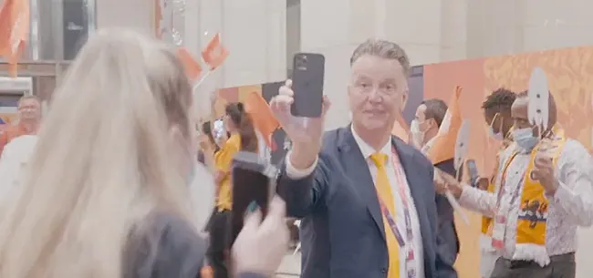 Heerlijk: Van Gaal steelt de show op feestje Oranje