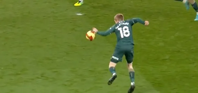 Old Trafford kookt over na ongelooflijke 'handsbal'