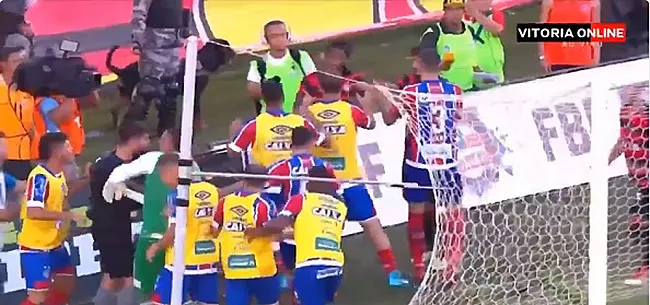 WTF?! 7(!) rode kaarten in Braziliaans duel, hoofdrol voor ex-Standard-speler