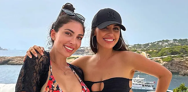 Yolanthe poseert in weinig verhullende bikini met zus Marina