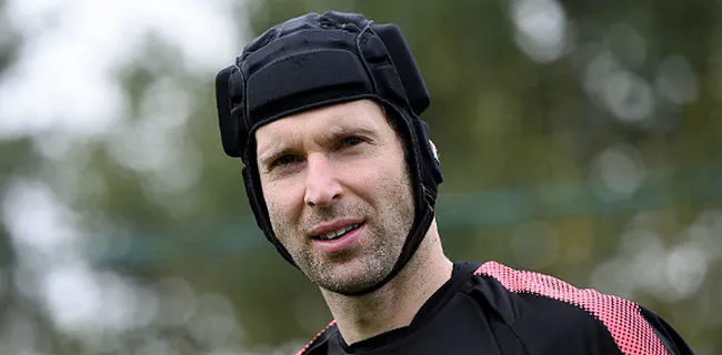 Cech hangt keepershelm aan de haak: 