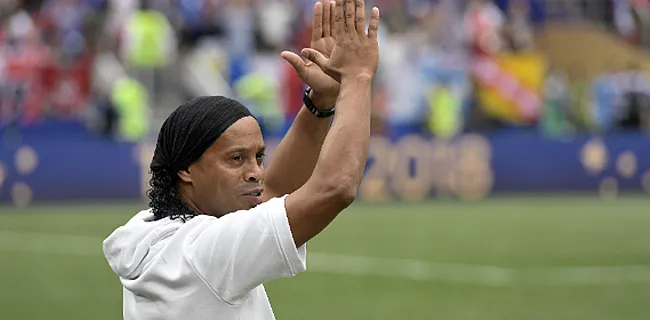 Ronaldinho trekt shirt van AA Gent én Standard aan