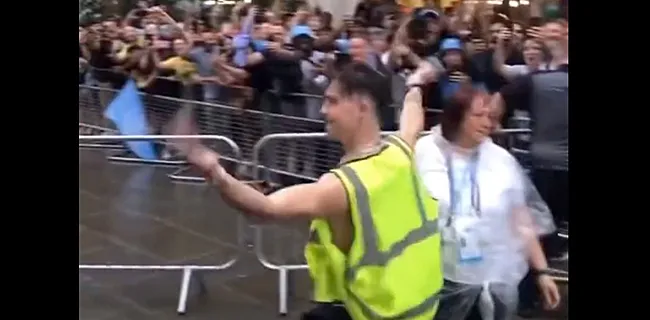 Hilarische beelden: stomdronken Grealish gaat los op parade City