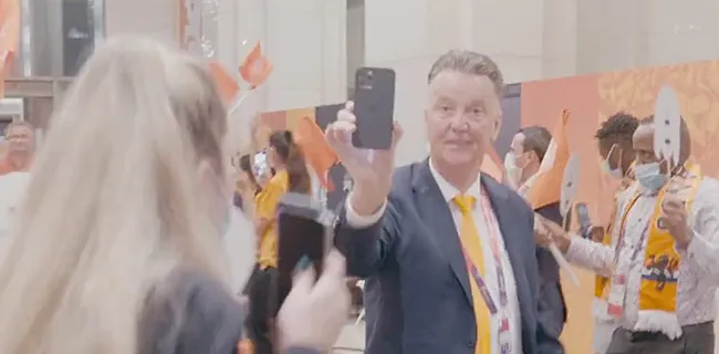 Heerlijk: Van Gaal steelt de show op feestje Oranje