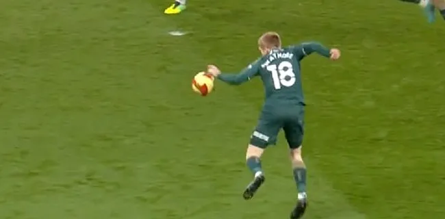 Old Trafford kookt over na ongelooflijke 'handsbal'