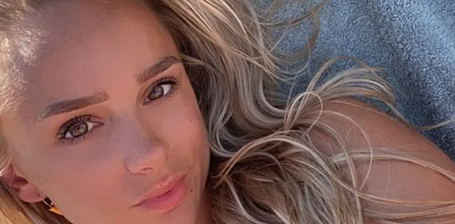 Amy Sonck brengt zwoele groet met deze foto op Instagram