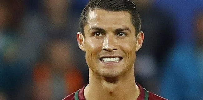 HAHA! Ronaldo is het zat en gooit microfoon van reporter in het water