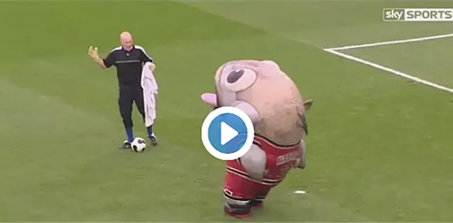 Haha! Gigantische Derby County-mascotte slokt materiaalman op