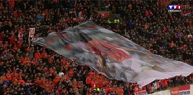 WAUW! Bekijk hier het eerbetoon van de Nederlandse spelers en supporters aan Johan Cruijff