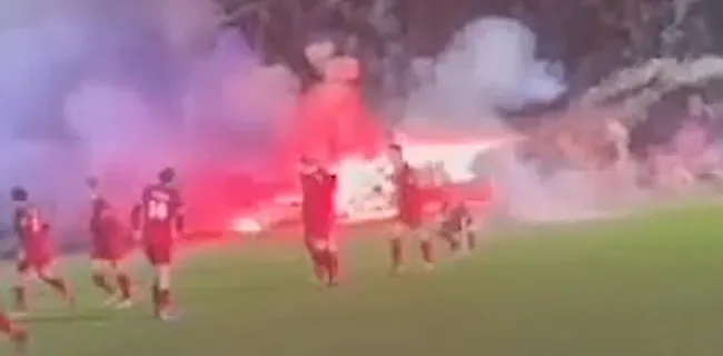 Dramatische beelden: pyro zorgt voor horror bij Belgische match