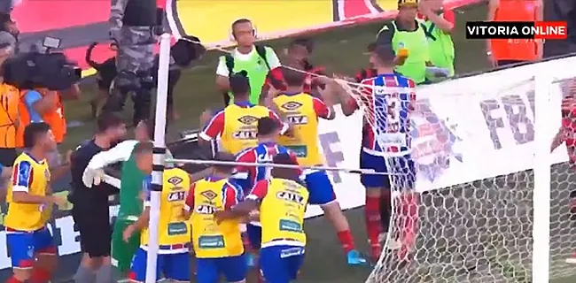 WTF?! 7(!) rode kaarten in Braziliaans duel, hoofdrol voor ex-Standard-speler