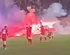 Dramatische beelden: Pyro zorgt voor horror bij Belgische match